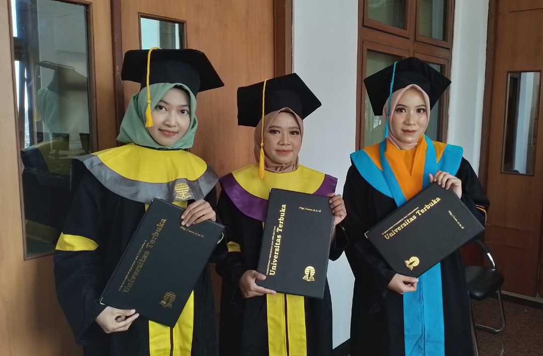 Piatu Anak Tukang Cat Jadi Wisudawan Terbaik UT