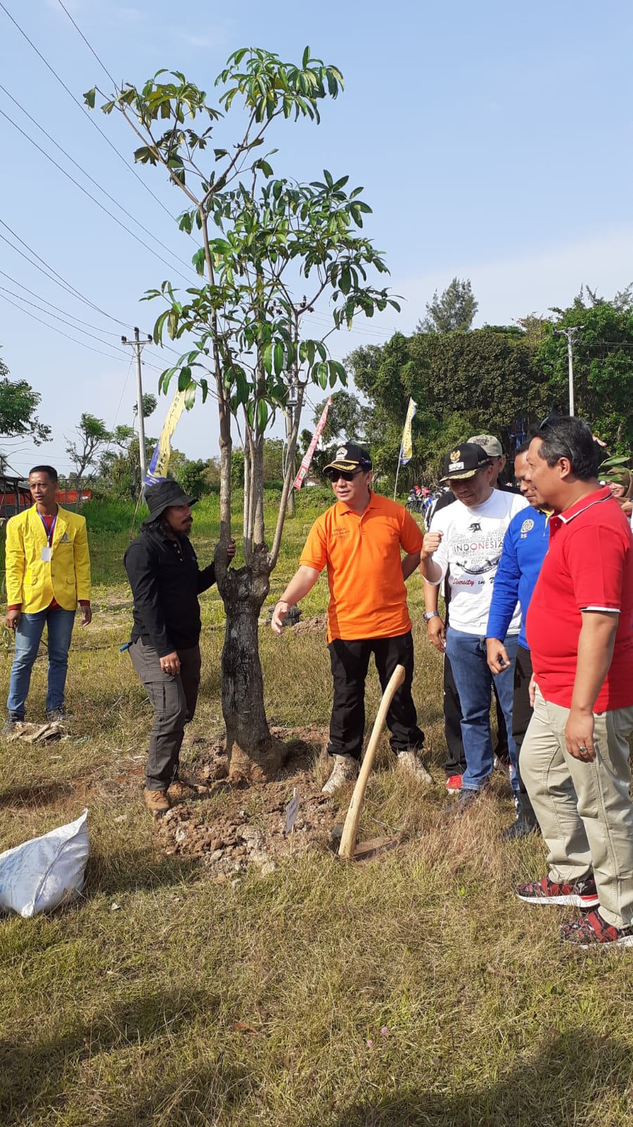 UT Jepara Bersih-Bersih Pantai Bandengan dan Tanam Pohon